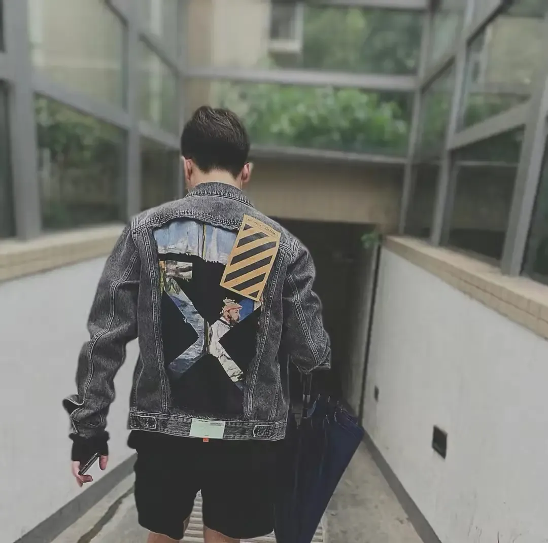 ♻️💯Upper body reference model picture❤️Top tested version Off-White Spanish order King of high street jacket Dream splash OW exclusive powerful wash Exclusive limited series denim jacket Autumn and winter debut! High-end ink printing/gradient flame printing and dyeing process. Stitching oil painting denim jacket. Classic oil painting arrows, Monet's works, once again combined with art, "Claude Monet painting on his Boat" is a masterpiece that is perfectly combined with OW's iconic arrow logo. It has a prominent sign, the splicing of denim and sweatshirts, and the layering effect, which is high-street and eye-catching. The fabric is customized according to YB, heavy-weight washed cotton washed cloth, more than 10 processes of continuous washing and stone grinding, the color and texture are very textured, a full set of accessories are customized, the highest quality original hardware, original kraft paper stripe labeling, accept all challenges of the same version! Couple style washed ripped denim jacket! Of Whi2019's first autumn new single, with dreamy splash-ink printing and dyeing techniques, and classic hole-washed design, the official price is 11,000 yuan. The painting style is a bit like an artist's oil painting, giving people a unique and retro artistic atmosphere. The upper body is full of coolness, with a strong sense of high street, very yuppie! The gradient design all over the denim jacket is very clever and just the right touch! Off-White's first show series, you can imagine its matching magic, and in the streets of autumn and winter, denim is always indispensable. It is exclusively sold, with great value for money and ready to be shipped in seconds! The most classic denim jacket style, heavy washed and distressed craftsmanship, Manet's portrait, a tribute to Impressionism! Heavy washing gives the denim the strongest texture! Quality items are a must buy!  Derived from Off-White's classic elements, the most classic OW denim version, "IMPRESSIONISM" is a specially stylized item that pays homage to Impressionism with Manet's portraits and oil paintings. The large print on the back is Manet's signature One of the table oil paintings, it has a vintage effect. The color scheme is gray and white retro oil painting, pink Slogan and footnotes. It is very eye-catching (semi-finished products imported from Conley digital directly touch, super shocking) high weight and thick cotton denim, full hardware mold opening, super heavy work! Several washing and distressing processes before and after give the black denim a super retro texture! Pair the oversized silhouette with short sleeves or a sweatshirt to make you invincible and walk with wind!  Size chart